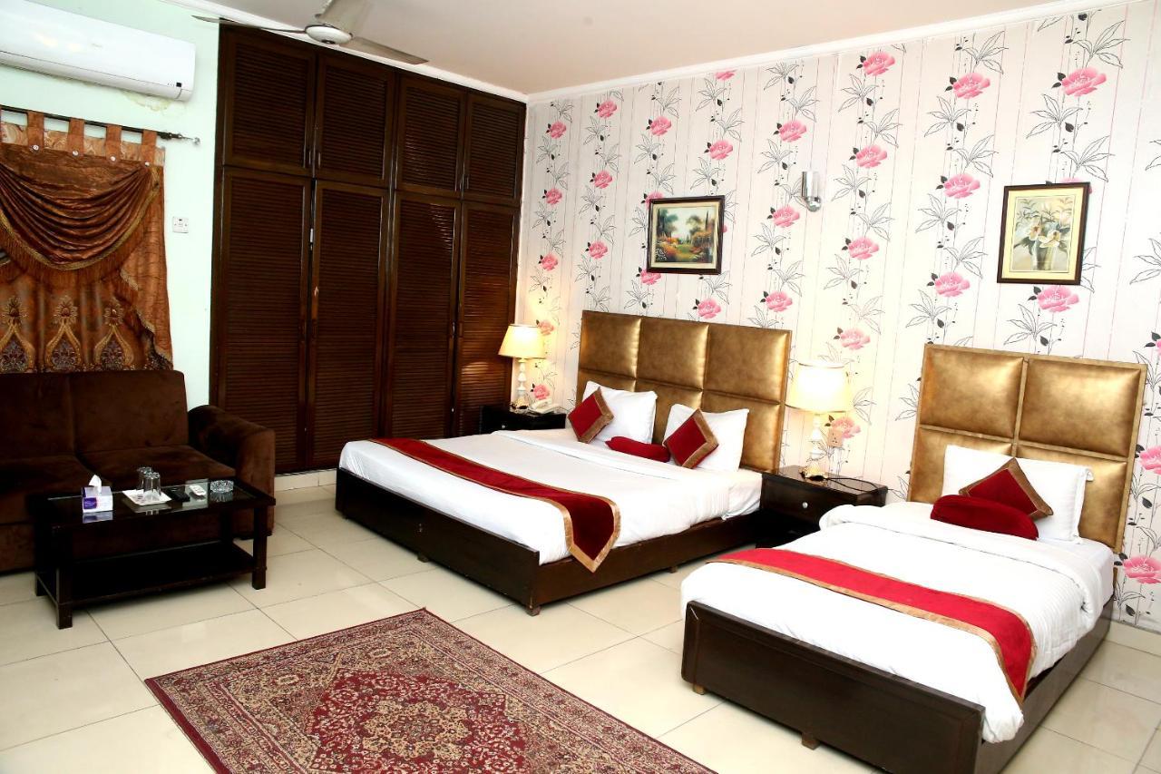Premier Inn Mall Lahore Exterior foto