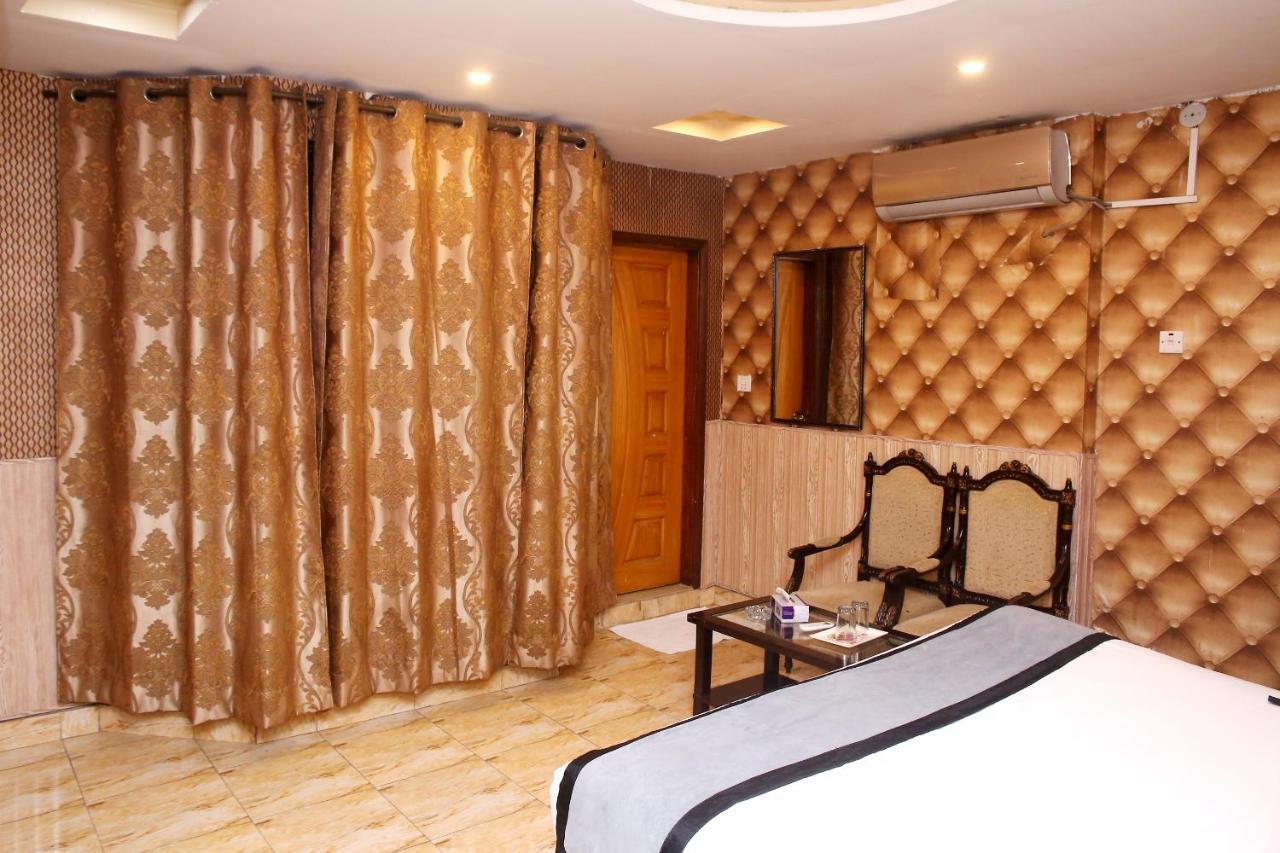 Premier Inn Mall Lahore Exterior foto
